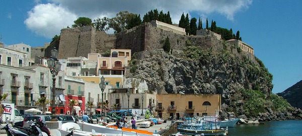 Piazza Marina Corta e rocca del Castello, Lipari Piazza Marina Corta e rocca del Castello, Lipari