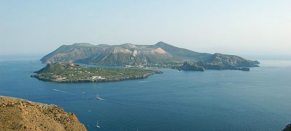 Veduta di Vulcano da Lipari Veduta di Vulcano da Lipari