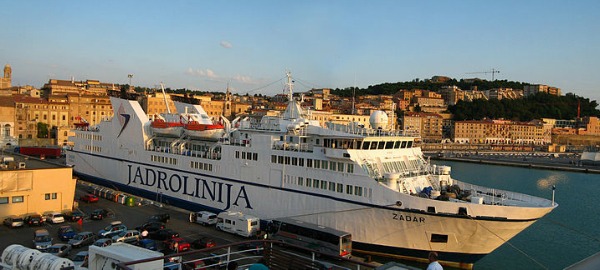 Traghetto Zadar nel porto di Ancona Traghetto Zadar nel porto di Ancona
