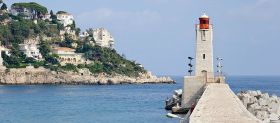 Faro all'ingresso del porto