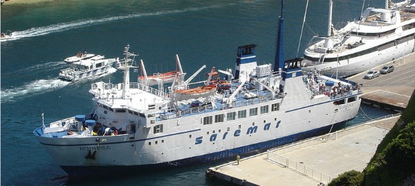 Traghetto Ichnusa nel porto di Bonifacio